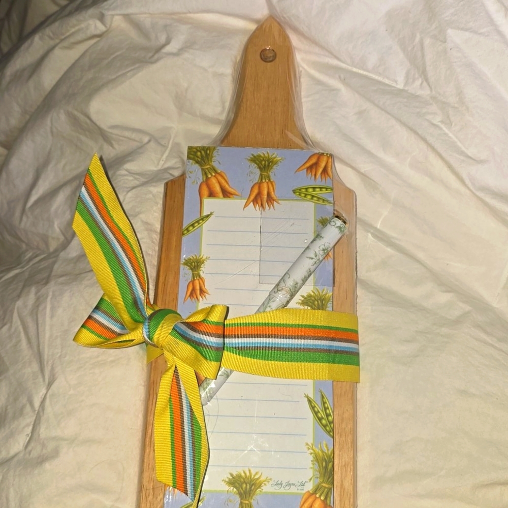SALE- Such a lovely gift! Adorable kitchen cutting board & pad of paper w/pen!
